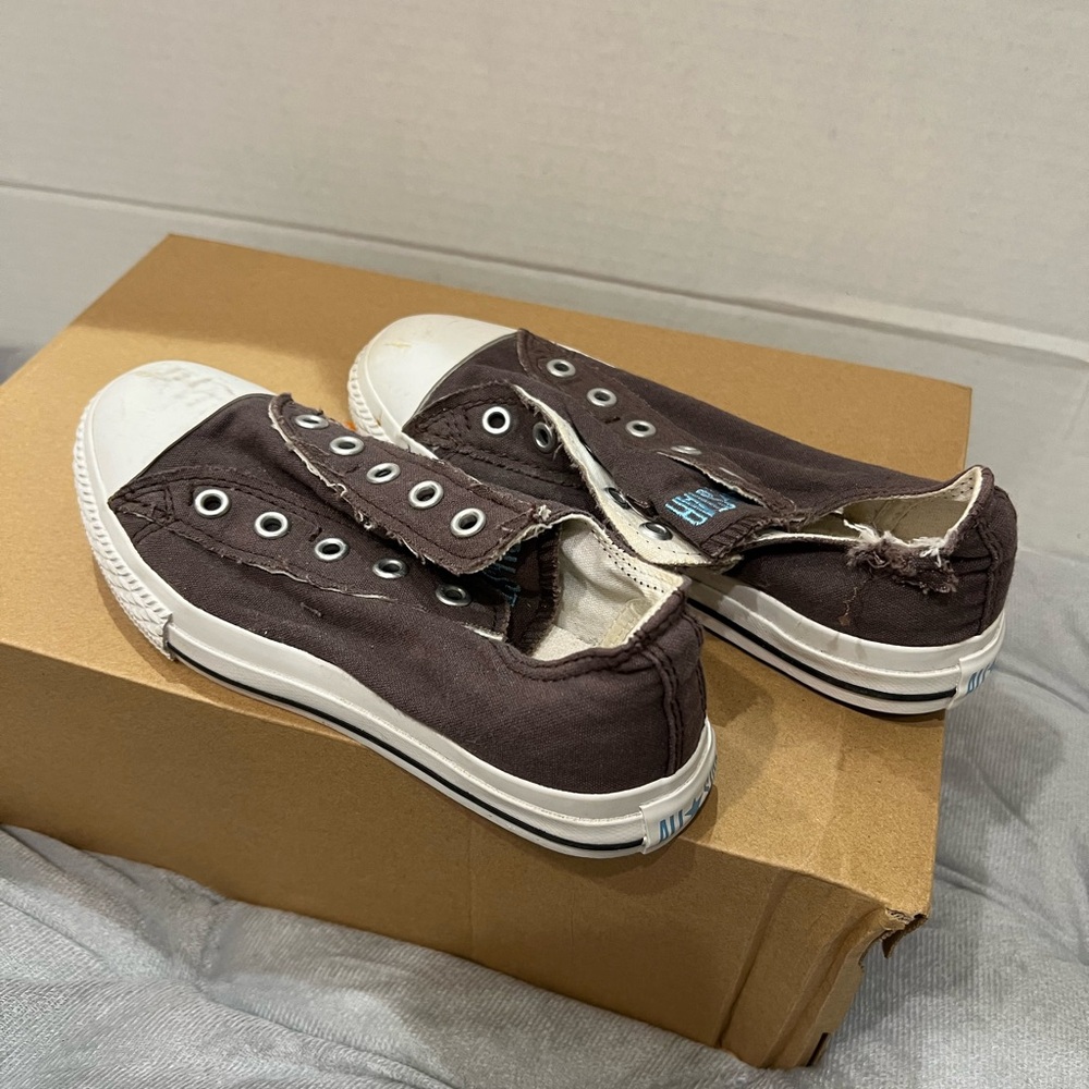 Converse KIDS Size 13.5 Slip on Sneakers Classic Style Intentionally distressed